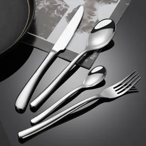 Edelstahl Besteckset, Luxus Besteck mit Messer, Gabel und Löffel für die Küche.