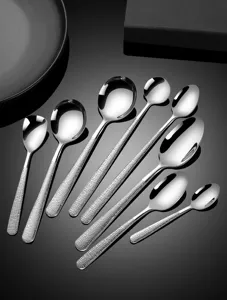 Edelstahl Löffel Set mit elegantem strukturiertem Griff für edles Abendessen und Desserts.