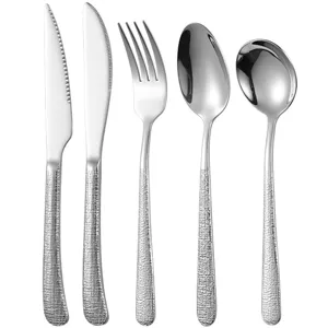 Edelstahl Besteckset mit strukturiertem Griff, Esslöffel Gabel und Messer für den Esstisch.