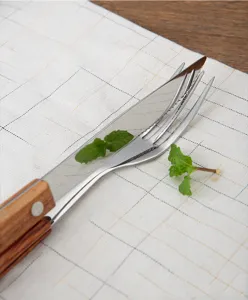 Roestvrijstalen bestekset met houten handvat, elegant servies voor biefstuk, fruit en diner.