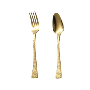 Elegante juego de cubiertos de acero inoxidable dorado con mango de textura de corteza.