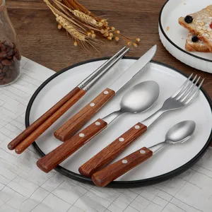 Roestvrijstalen bestekset met houten handvat, mes, lepel en vork voor diner en keuken.