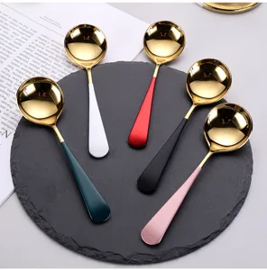 Juego de 5 cucharas de acero inoxidable con cuencos pulidos en oro y mangos de color.