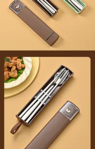 Vue détaillée de l'ensemble de couverts portable avec étui ours, baguettes, cuillère.