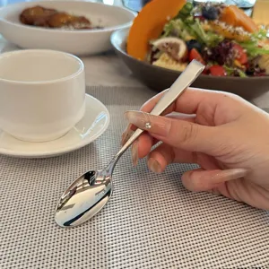 Cuchara de postre de acero inoxidable con mango cuadrado, diseño ergonómico para café y comidas.