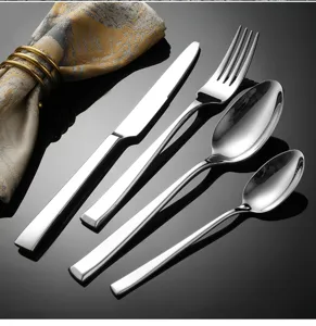 Set de couverts en acier inoxydable avec poignée carrée et design élégant, 4 pièces.