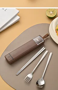 Set de couverts portable en acier inoxydable avec baguettes, fourchette, cuillère et étui.