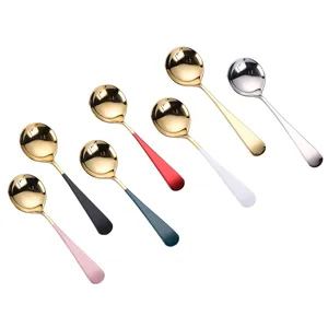 Set de cucharas de acero inoxidable con mangos de colores y cuencos dorados.