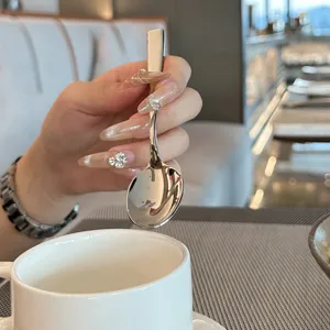 Cuchara de café de acero inoxidable con mango cuadrado, elegante cubierto para la mesa.