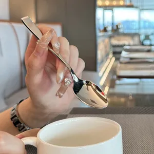 Cuchara de café de acero inoxidable en detalle, elegante cuchara de postre para bar.