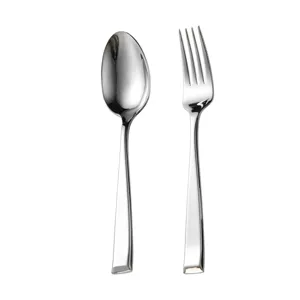 Ensemble de couverts en acier inoxydable avec cuillère et fourchette polies, design moderne.