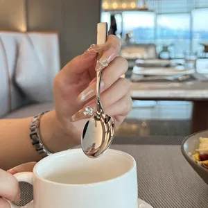 Elegante cuchara de acero inoxidable 304 con mango cuadrado para café y postres diarios.