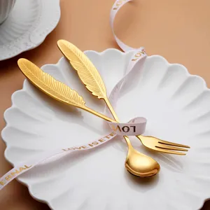 Ensemble cuillère et fourchette en acier inoxydable 304 avec poignée plume élégante.