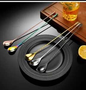 Vue detaillee de plusieurs cuilleres a melange en acier inoxydable sur une assiette.