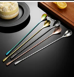 Cuillère de bar à cocktail en acier inoxydable avec long manche torsadé pour mélanger les boissons.