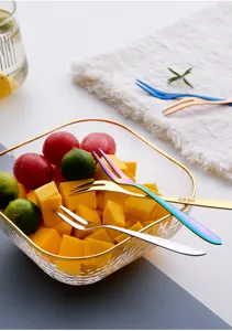 Detailansicht von Edelstahl Obstgabeln, 2-Zinken-Design für Desserts und Früchte perfekt.