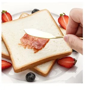 Goldenes ButterMesser aus Edelstahl für Marmelade, Käse und Toast. Elegantes Küchenwerkzeug.