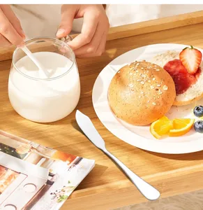 Edelstahl Butterbrotmesser Detailansicht, langer Griff Streichmesser für Marmelade auf Holztablett.