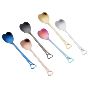 Cuchara de café de acero inoxidable en forma de corazón colorido y lindo juego de postre