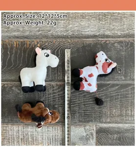 Vista dettagliata del ciondolo cavallo di peluche, portachiavi bambola pony per borse.