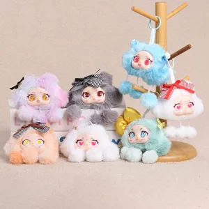 Vue détaillée de porte-clés en peluche mignons avec des nœuds colorés et texture douce.