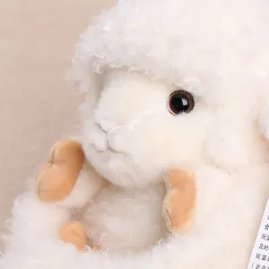 Grazioso peluche pecora bianca soffice primo piano, morbido animale di peluche per bambini.