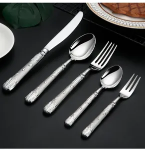 Roestvrijstalen bestekset met elegant tarwehandvat, mes, vork en lepel voor dagelijks gebruik.