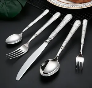 Gedetailleerd overzicht van een luxe roestvrijstalen bestekset met elegant graanpatroon.
