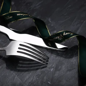 Ensemble de couverts en acier inoxydable avec couteau et fourchette pour cuisine.