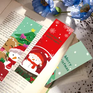Nahaufnahme Detail niedlicher Weihnachtspapierlesezeichen mit festlichen Schneemannmotiven.