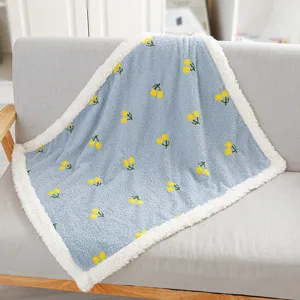 Zachte fleece huisdieren deken met sherpa voering en schattig geel bloemenpatroon.
