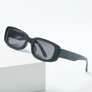 Retro kleine vierkante zonnebril voor dames, trendy zwart dik montuur streetstyle.