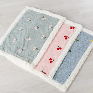 Zachte pluche huisdierdeken met schattig kersenpatroon en dikke rand voor hond en kat.
