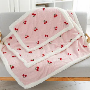 Dubbellaagse warme huisdierdeken, roze fleece met kersmotief en witte pluche rand.
