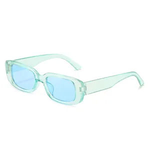 Retro kleine vierkante zonnebril met lichtgroen montuur en blauwe lenzen voor vrouwen.