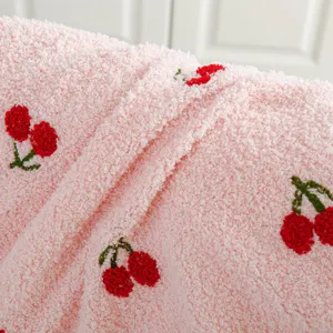 Roze fleece huisdier deken detail, zachte pluche stof met schattig kersen borduurwerk.