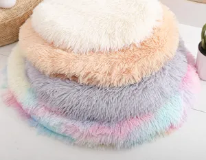 Vista dettagliata di tappetini rotondi e morbidi in peluche per animali in vari colori.