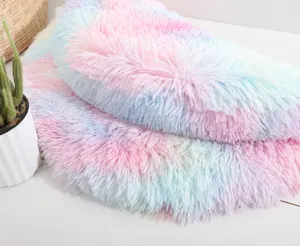 Dettaglio tappetino per animali arcobaleno, superficie in peluche morbido per cani e gatti.