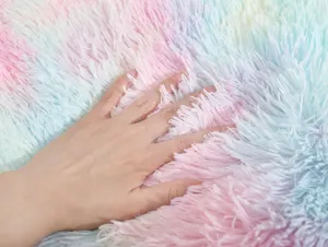 Dettaglio texture tappetino per animali domestici in peluche morbido arcobaleno pastello