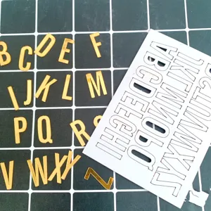 Détail de cake topper en acrylique doré, gros plan de décoration de fête alphabet chic