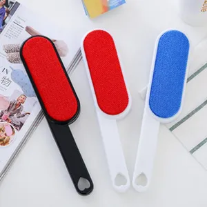 Detalle de cepillo quitamotas doble, limpiador de ropa portátil y removedor de pelo.