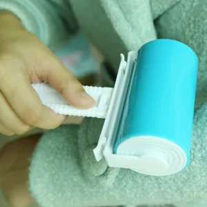 Práctico rodillo quitamelusas lavable y portátil con cubierta para limpiar la ropa.