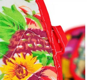 Guanto da forno resistente al calore dettaglio con motivo floreale colorato bordo rosso e passante