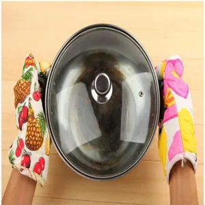 Vista dettagliata di guanti da forno in cotone con stampa di frutta per cucina sicura.