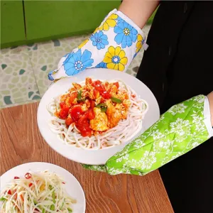 Guanti da forno per microonde resistenti al calore per cottura in cucina, dettaglio motivo floreale.