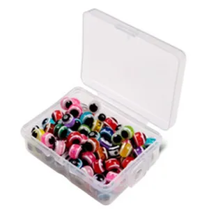 Primo piano di perline colorate in scatola di plastica trasparente, ideale per creazione di gioielli.