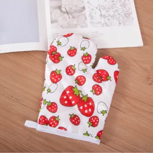 Guanto da forno in cotone resistente al calore con stampa di fragole per cucina e cottura sicura.