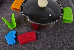 Silicone heat-resistant pot handle clips and cute butterfly anti-scald kitchen mitts details.