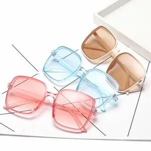 Gafas de sol cuadradas transparentes de moda para mujer con monturas coloridas y lentes degradadas.