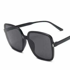 Gafas de sol cuadradas minimalistas y de moda para mujer con montura de color negro.